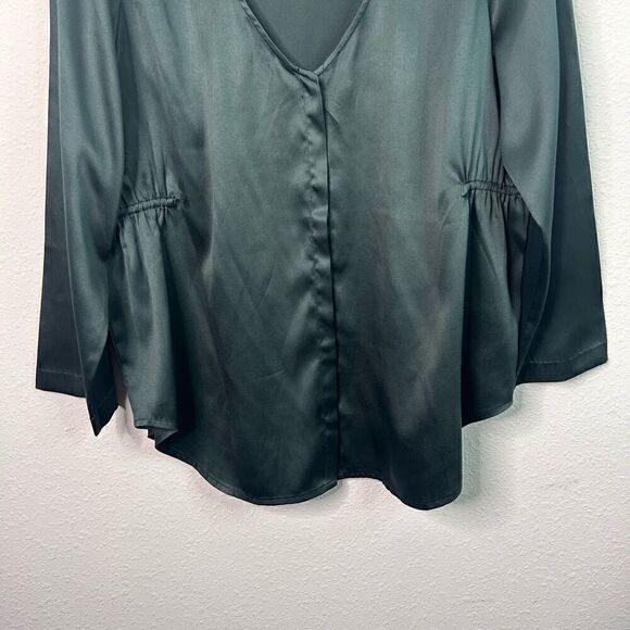 Soft Surroundings Women’s Green Satin V Neck Hidden Button Ruched Top Size L - Picture 3 of 13